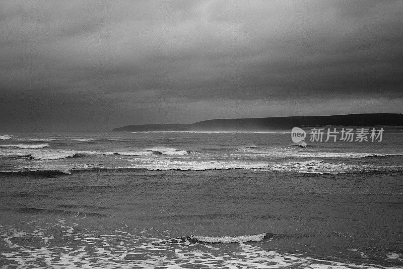 黑色和白色的暴风雨海滩在阿普尔多