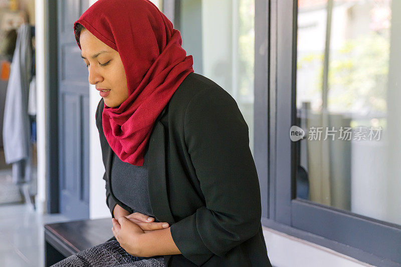穆斯林妇女胃痛