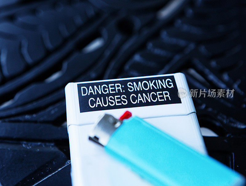 癌症健康警告包装香烟，与打火机