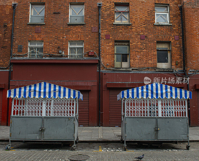 爱尔兰都柏林摩尔街空荡荡的市场摊位。