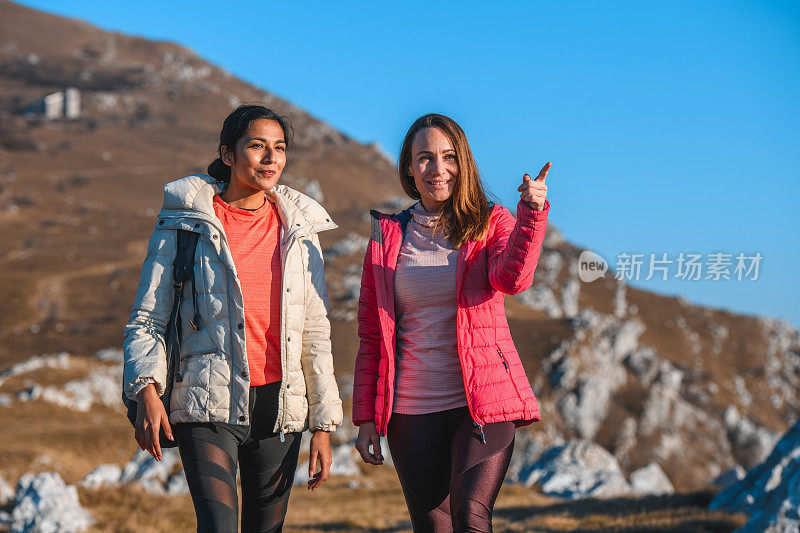 徒步登山的白人和印度女性