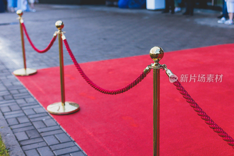 豪华派对入口用绳索和金色屏障围成的红地毯，电影院首映电影节活动颁奖盛典，有钱的贵客到来，户外装饰元素，夏日