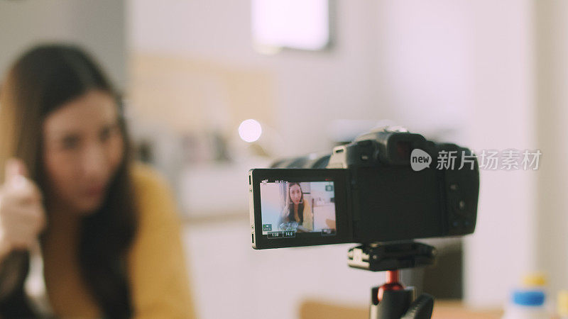 为社交媒体录制视频或视频博主与观众交谈时的特写镜头。