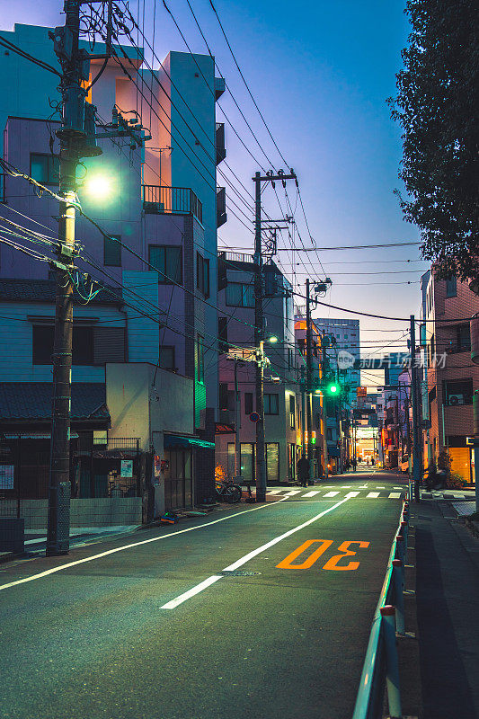 东京市区的夜街