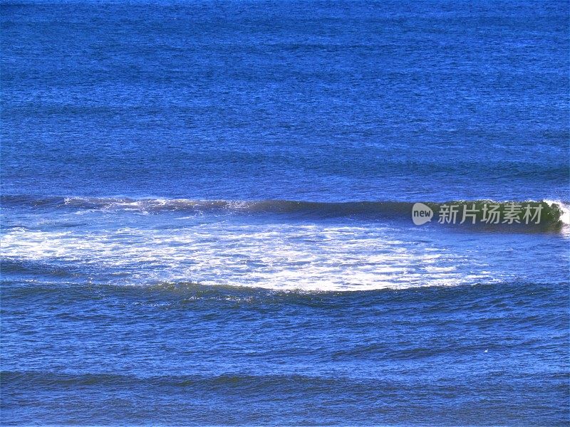 海景。波浪的形状。