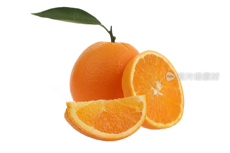 白色背景上的橙子和切片