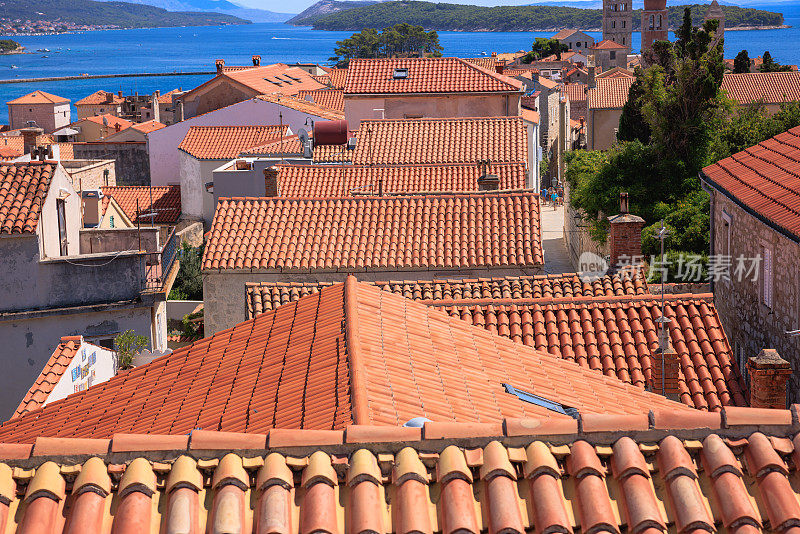 在岛屿小镇上的橙色瓦片屋顶上的景色