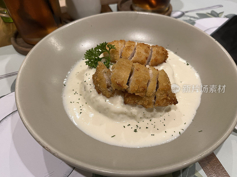 鸡肉炸面配意大利烤肉酱