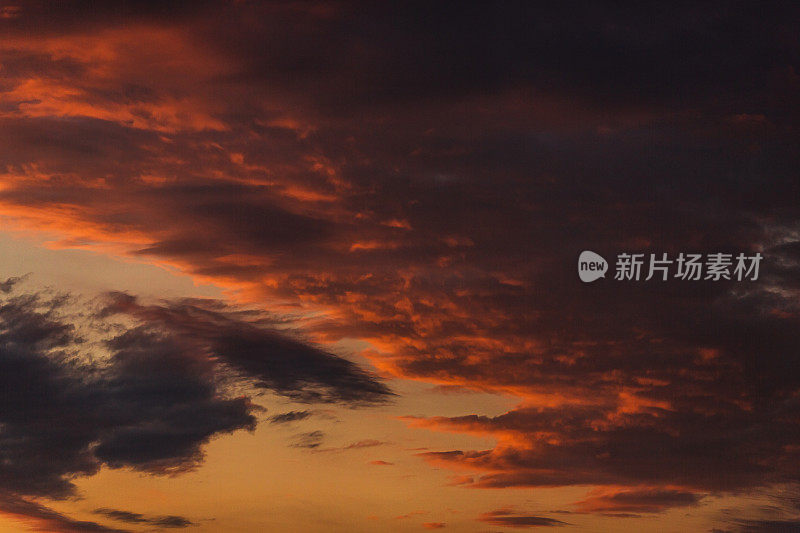 日落天空背景。雨的云。夏天的夜晚。