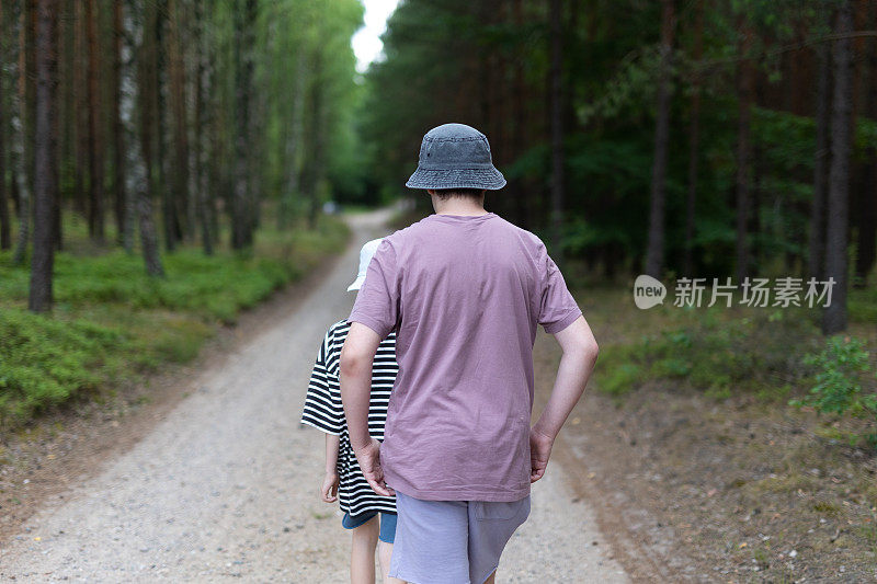 小男孩们在森林里散步