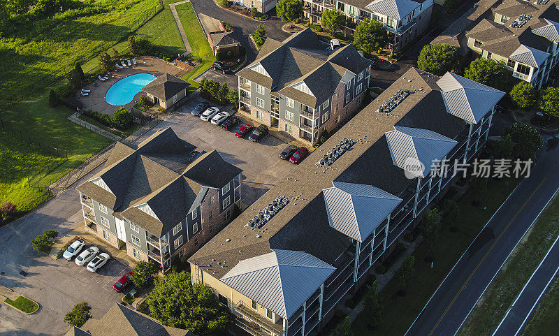 孟菲斯港镇富裕社区联排别墅的屋顶。停车场和游泳池设施在院子里，田纳西州
