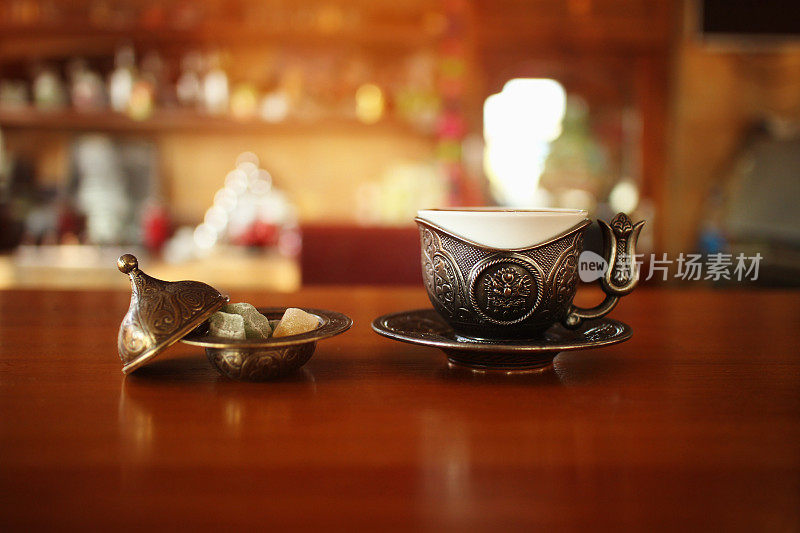 土耳其咖啡杯与装饰品和传统的甜点土耳其软糖在咖啡桌上
