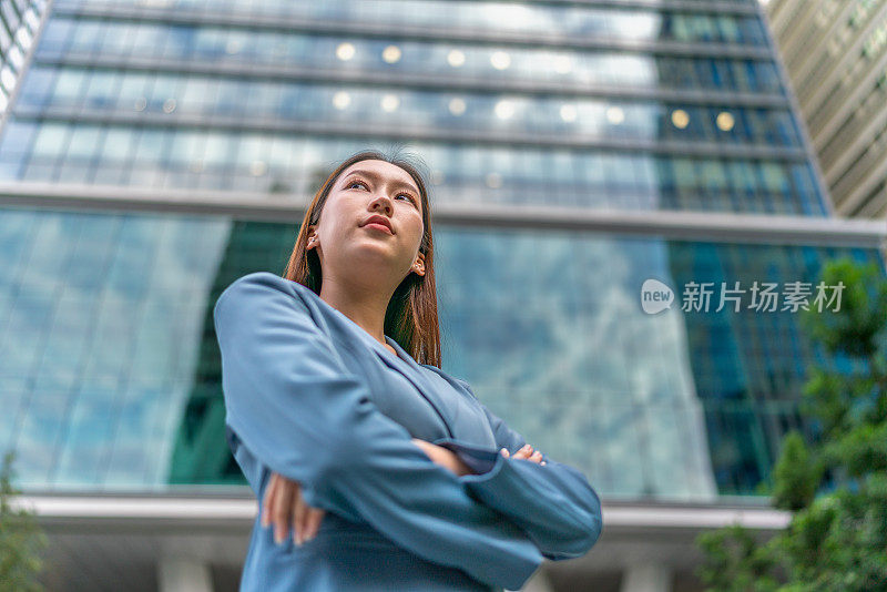 赋予女性领导力。年轻的亚洲女商人在企业城市中领导