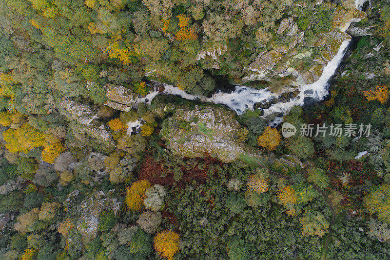 天顶无人机拍摄的山林瀑布