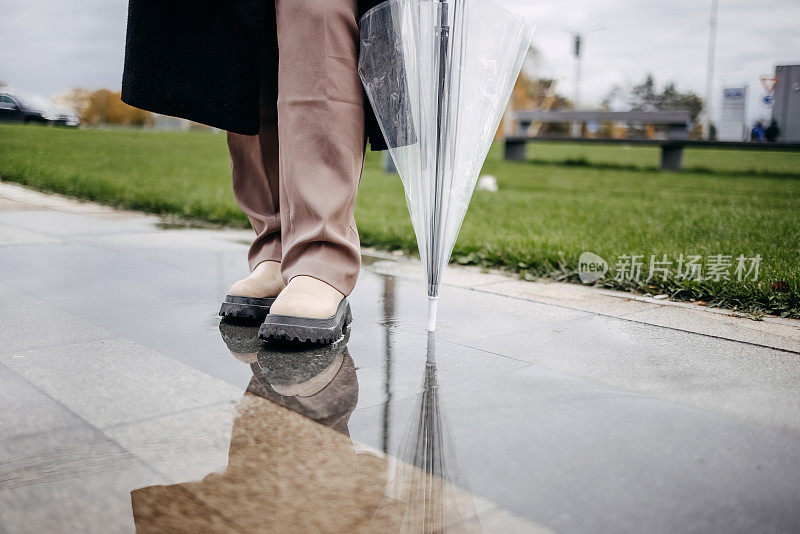 下雨天在城市公园散步