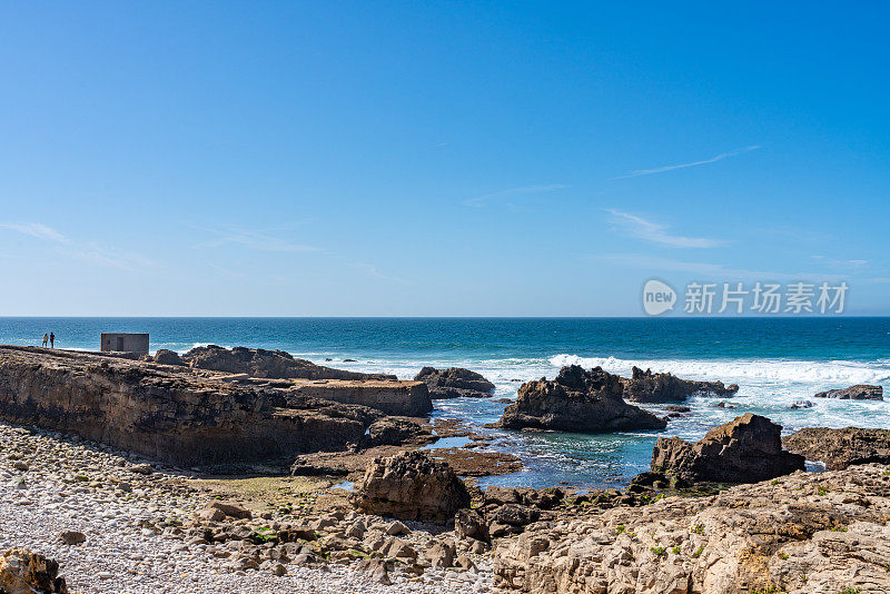 卡波拉索灯塔的海岸线景观——葡萄牙辛特拉卡波拉索