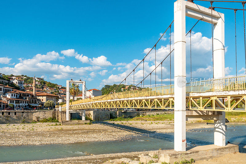 阿尔巴尼亚历史悠久的贝拉特镇的桥梁，上面的城堡，联合国教科文组织世界遗产，千窗之城