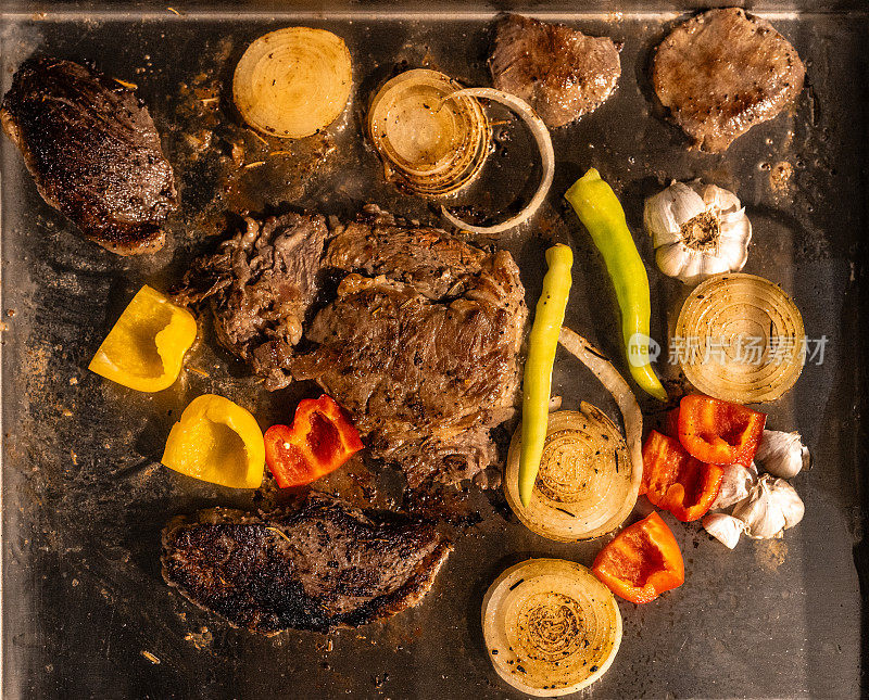 烤肉、香肠和蘑菇。B-B-Q。自然界的食物。在烤架上烹饪食物。野餐。大自然中的假期。