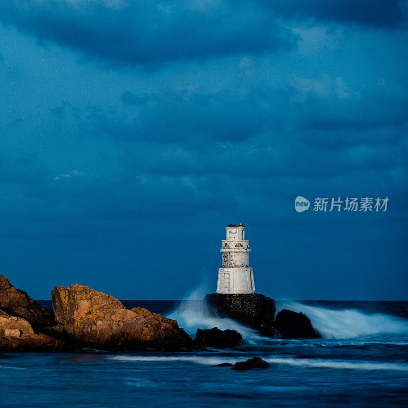 巨大的海浪在夜间袭击灯塔