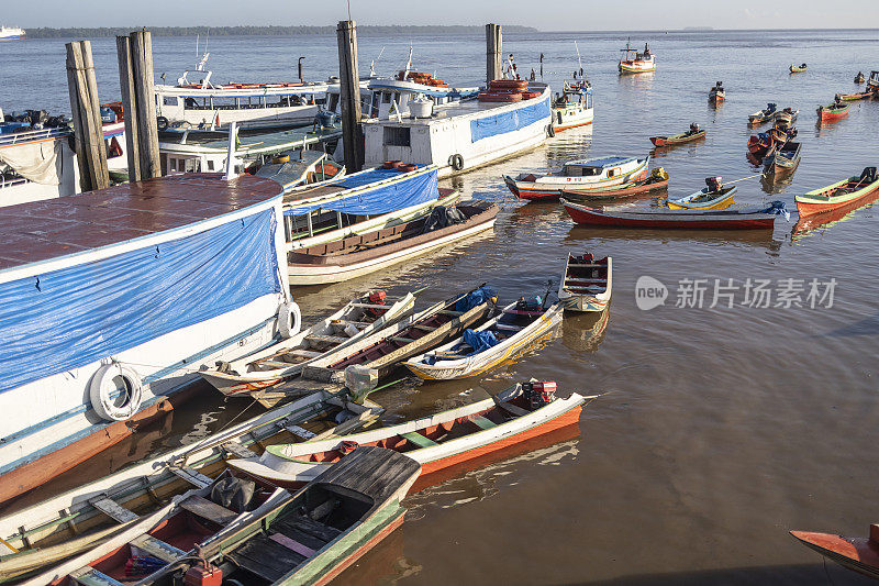 亚马逊河上的船只和独木舟