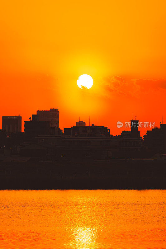 夕阳下的东京市景