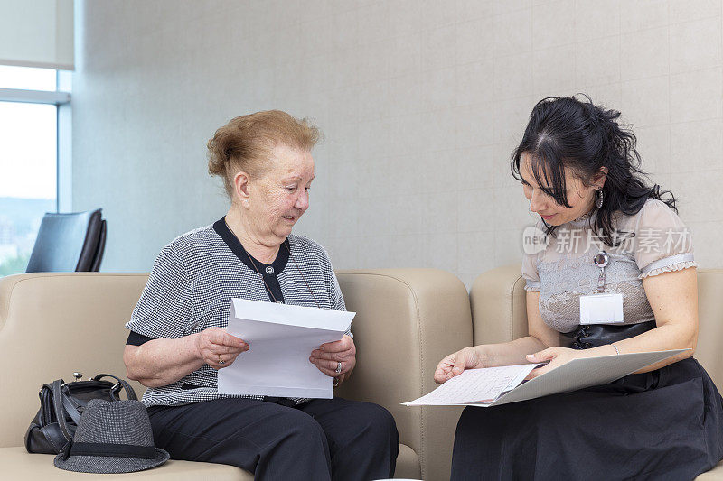 老年妇女从医院客户主任那里得到信息。