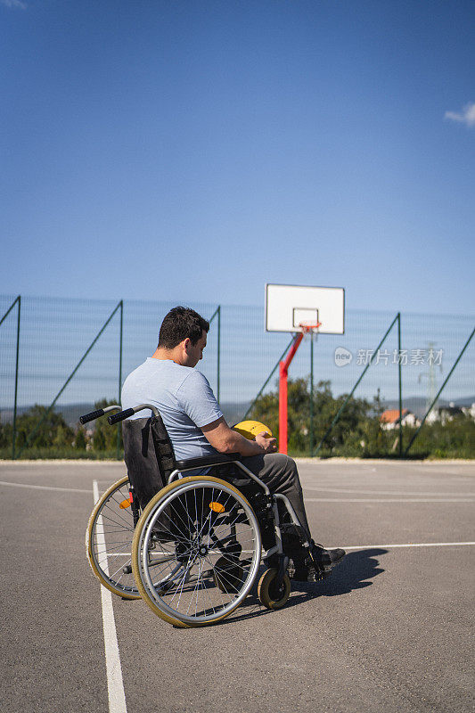 篮球场上的残疾人