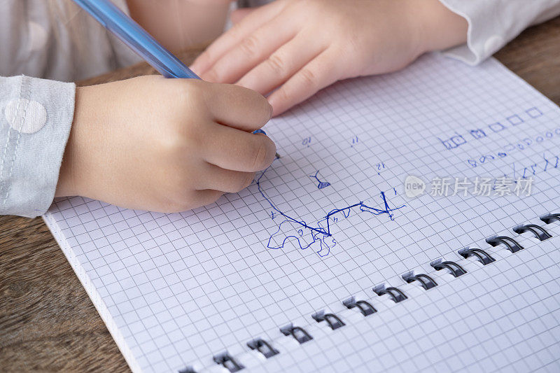 幼儿用笔在格子笔记本上画猫，幼儿写字练习，创造性教学法，手的发展，幼儿写字练习