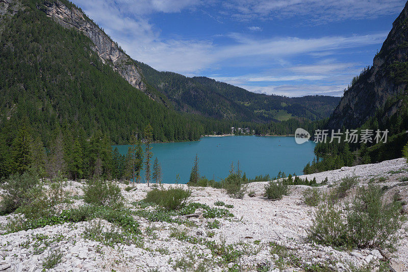 风景秀丽的Braies湖在意大利阿尔卑斯山脉，意大利