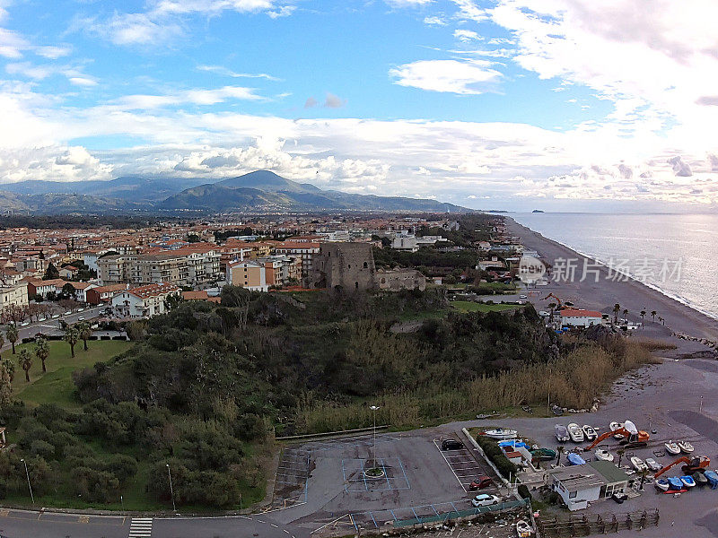 从空中俯瞰意大利南部壮观的冬季海景和斯卡利亚城