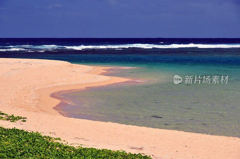 毛里求斯萨凡纳区的里安贝尔海滩，海浪拍打着礁石