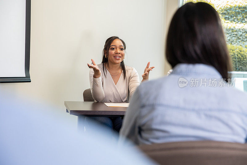 一群围观者的聚会是由一位年轻女子指挥的