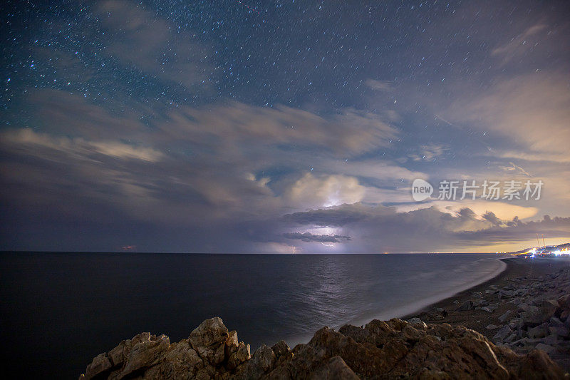 海边的夜空闪着闪电。