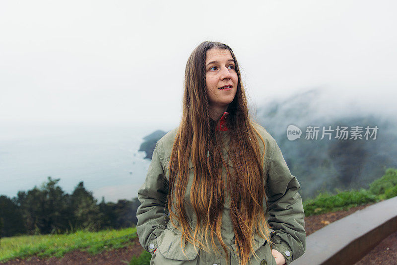 在晨雾中俯瞰旧金山湾的女子