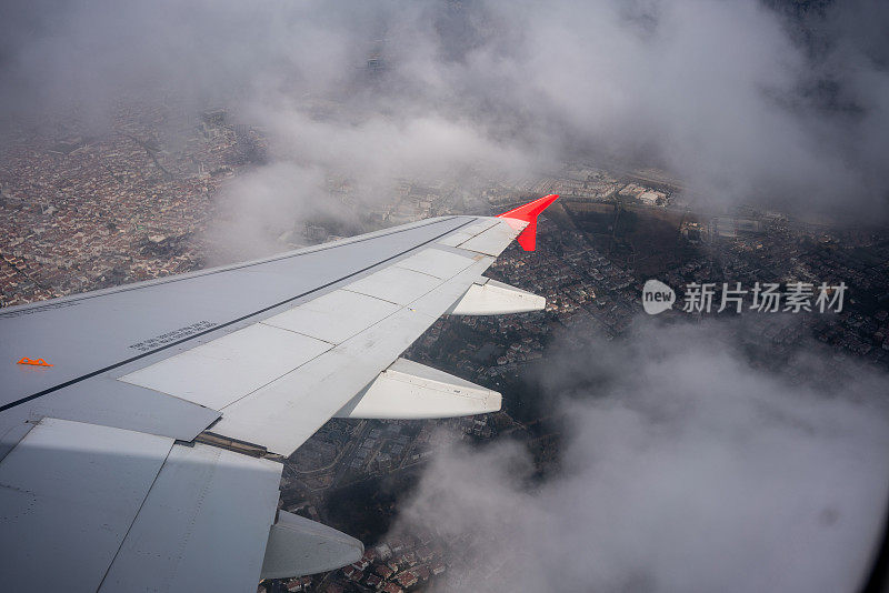 乘客角度看飞机机翼和空中城市横向运输仍然