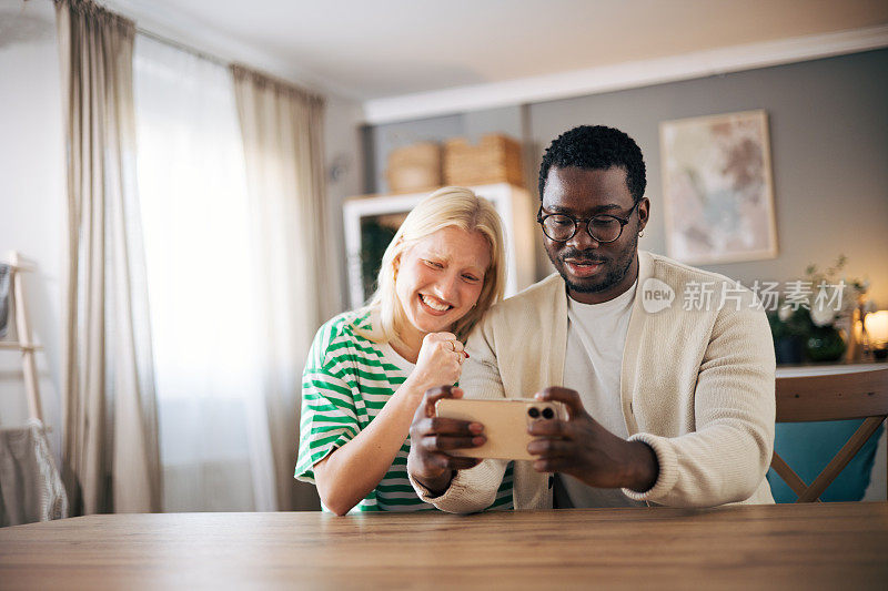 年轻的黑人男子和年轻的白化病女子赢得网络游戏