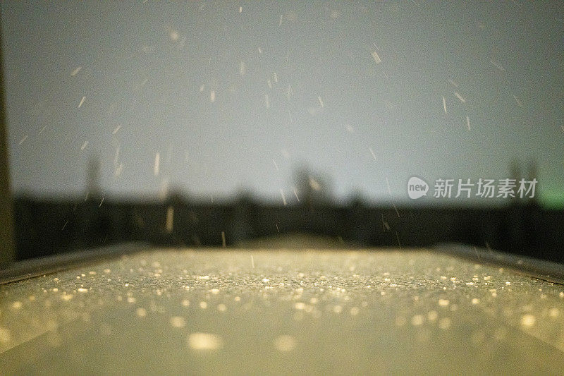 雨打在窗户上