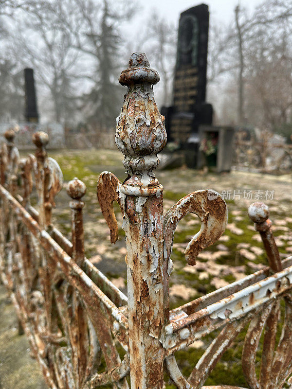 公共墓地里生锈的旧金属栅栏