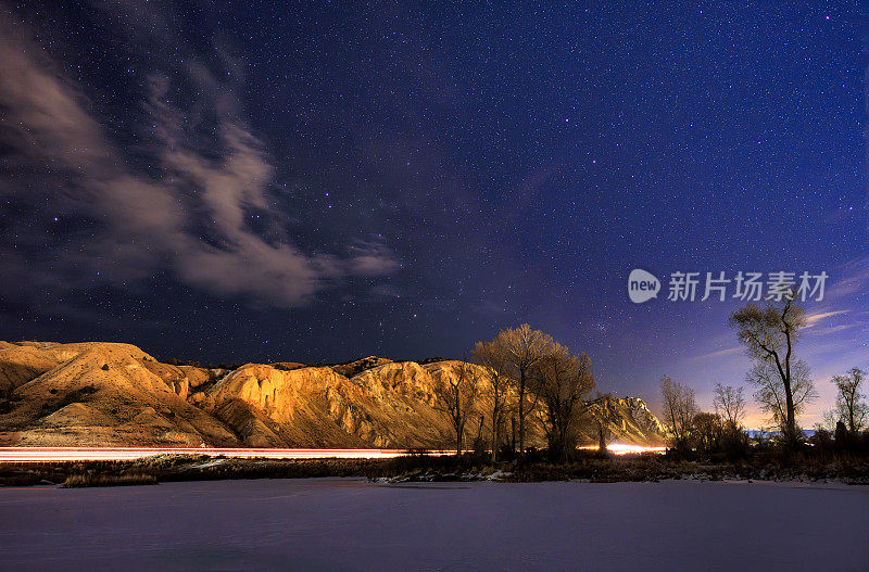 夜间曝光与山光和风景景观