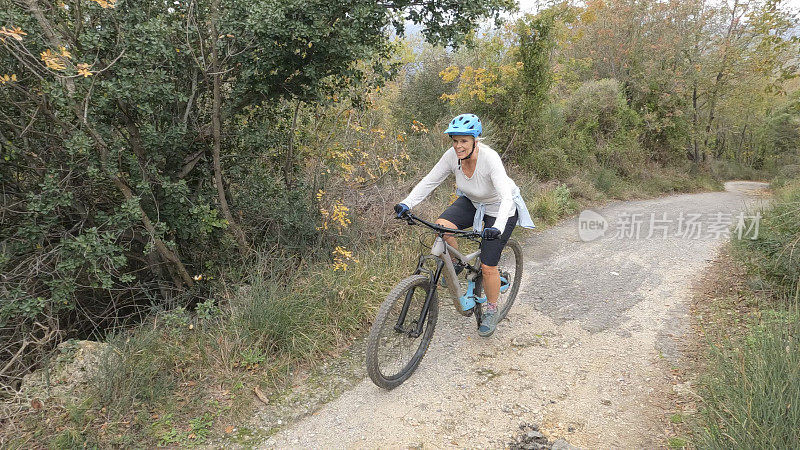 乡村公路上的老年女子山地车