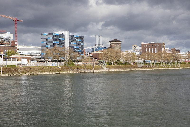 城市天际线的河边建筑与阴天