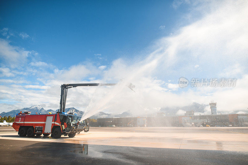 消防车在机场跑道上喷水