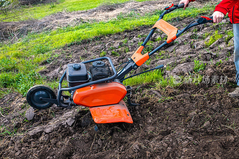 耕前在未经处理的土壤上使用橙色专业耕耘机或分蘖机。种苗前对处女地进行处理。
