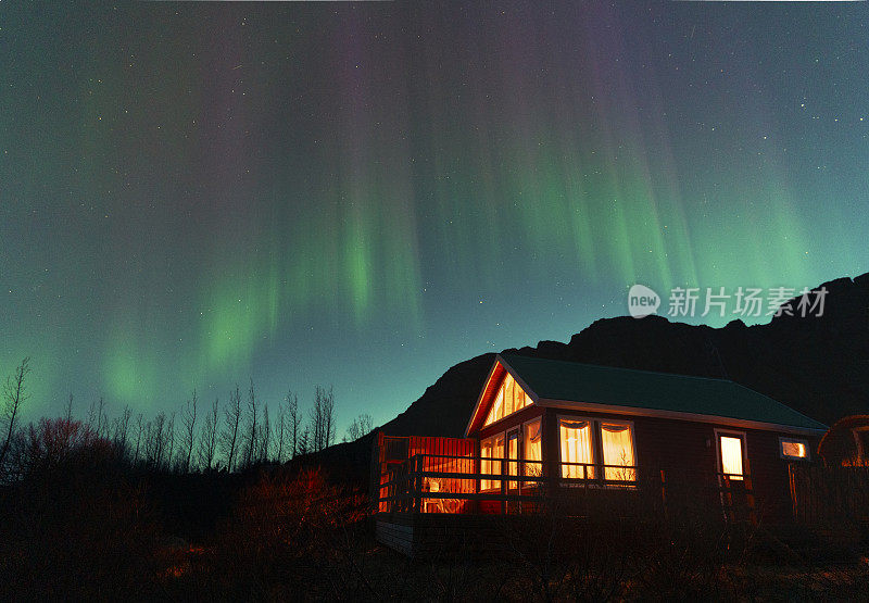 美丽小屋上空的北极光。斯奈费尔斯半岛，冰岛