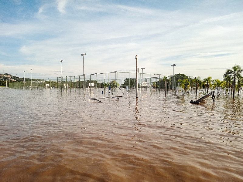 巴西南部洪水淹没的Guaíba河岸上的体育中心