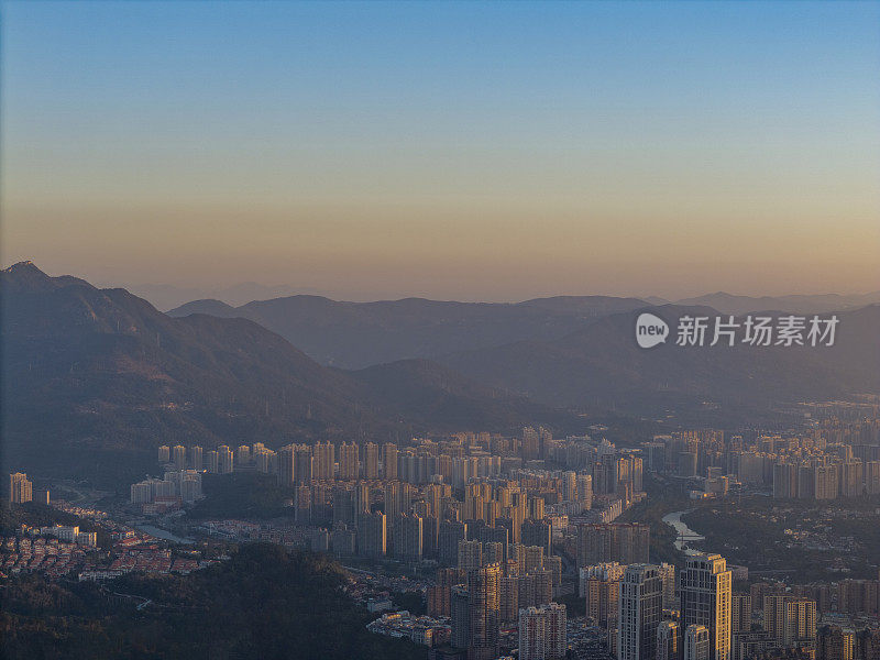 鸟瞰照在城市建筑物上的阳光