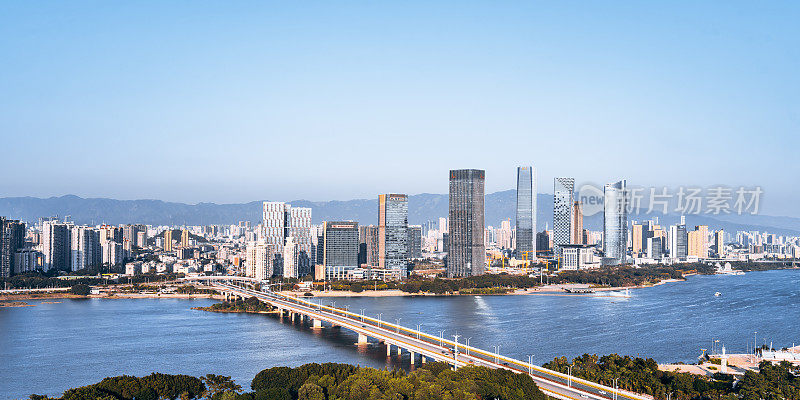 中国福建福州闽江边的CBD城市天际线风景