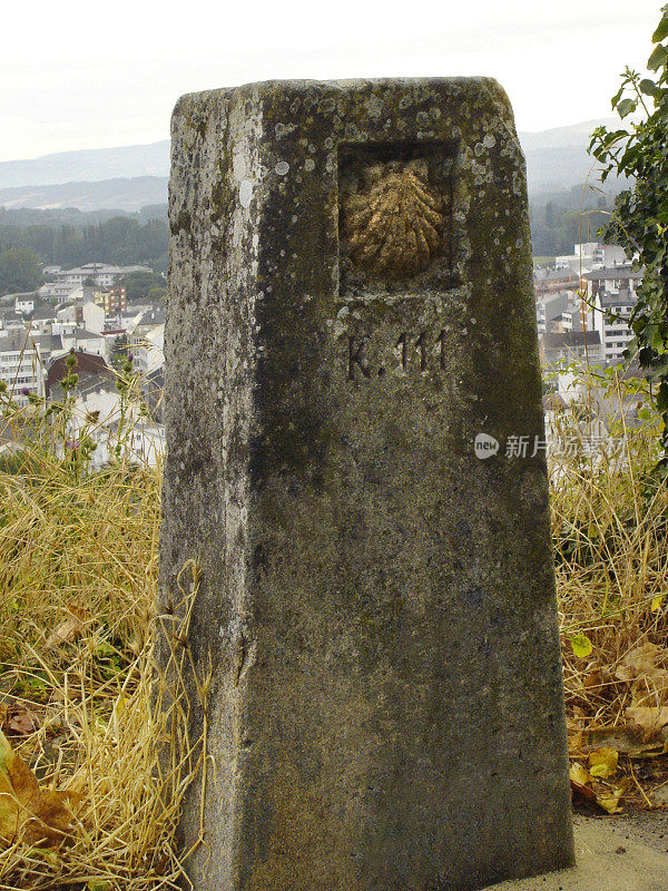 扇贝，古代朝圣之路“圣地亚哥之路”的象征，被联合国教科文组织列为世界遗产。背景中的萨里亚小镇景观，西班牙加利西亚卢戈省。