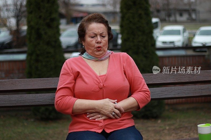 公园里的老年妇女有疼痛