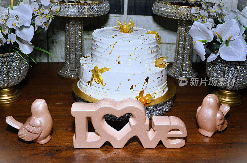 “爱”的标志和白色蛋糕装饰的物理果金婚派对